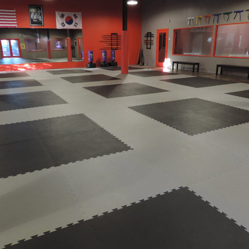karate studio showing black and gray karate mats flooring
