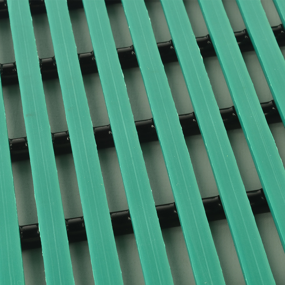 Close Up of Green HVD Kennel Matting Roll 13.5 mm x 3x33 Ft.