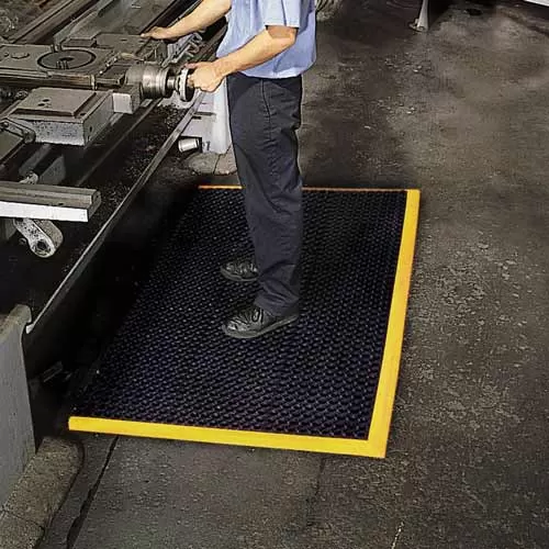 anti fatigue rubber floor mat in industrial machine shop