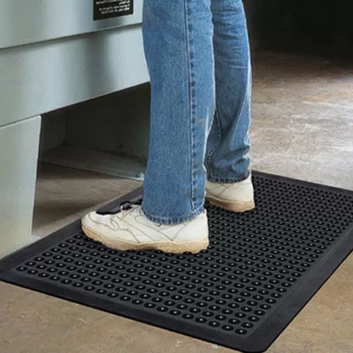 rubber mats anti-fatigue in garage workspace