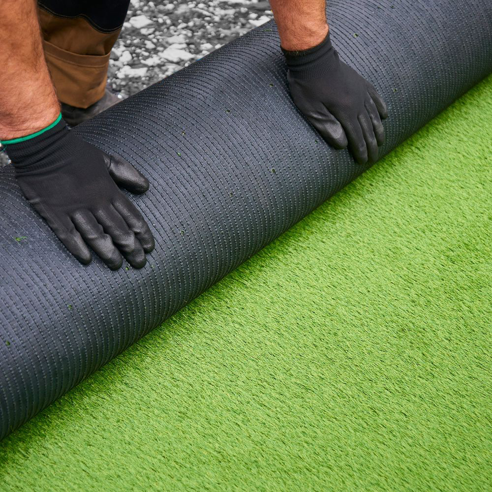 preparing the artificial grass seams to cut