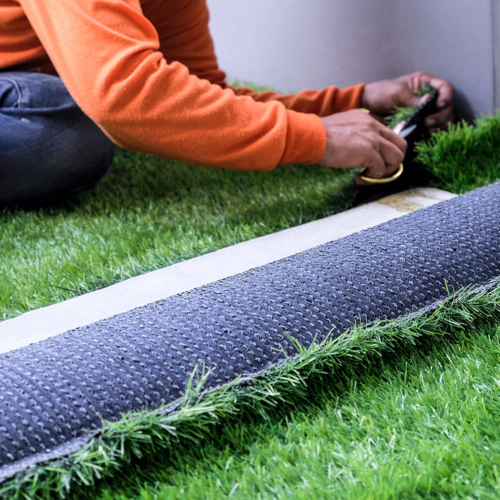 preparing the artificial grass seams to cut