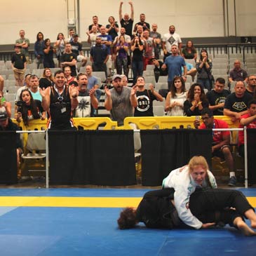 Brea Ellwanger grappling at 2017 Master Worlds