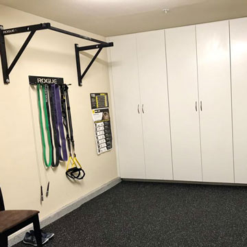 home residential exercise room with rubber flooring