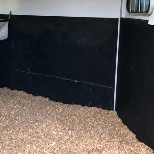 Horse trailer with rubber wall pads