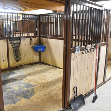 horse stall flooring with shavings