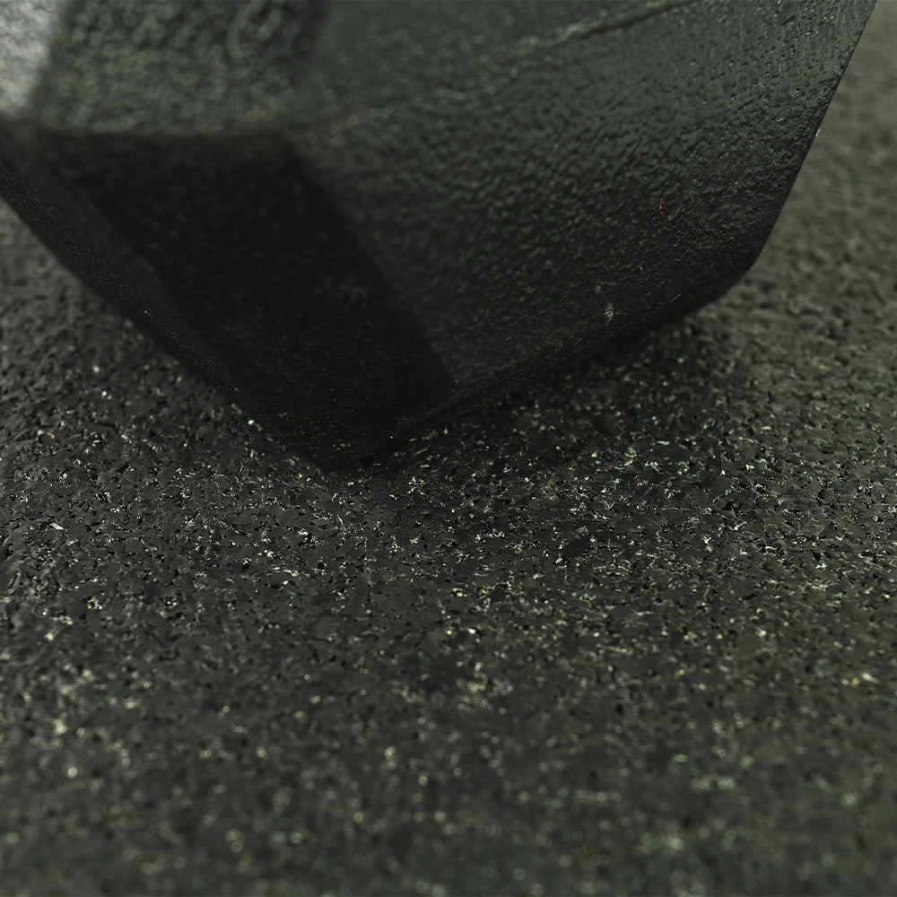 Close up of Dumbbell Rolled Rubber Eureka 8 mm Black