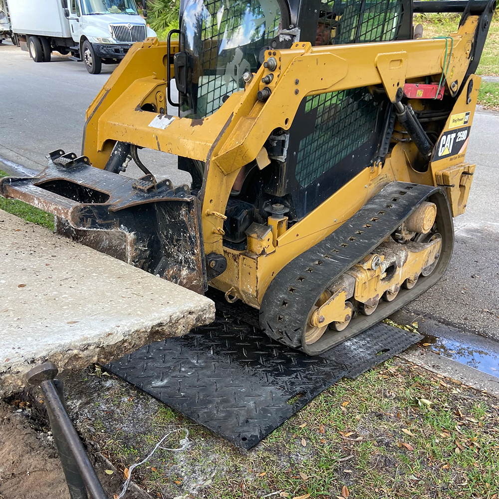 skidsteer Moving on mat Gmats Ground Protection Mat 1/2 Inch x 4x8 Ft.