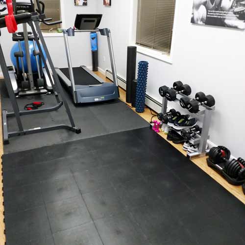 https://www.greatmats.com/images/gym-flooring-tile/staylock-gym-floor-tile-staylock-black-customer.jpg