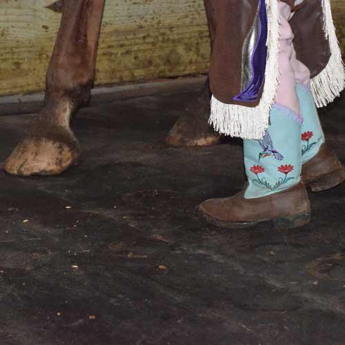 How thick should horse stall mats be?