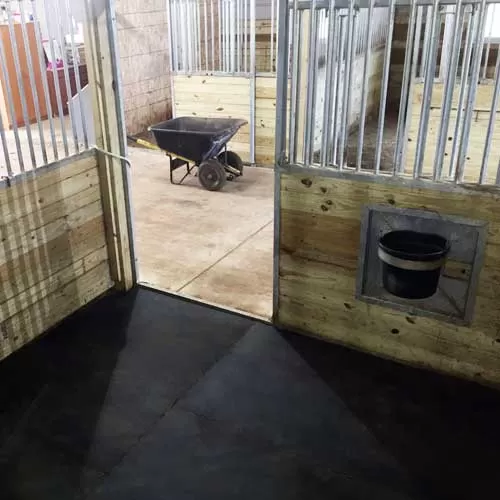horse stall mats in horse barn