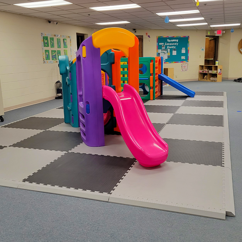 indoor playground flooring tiles with gray ramped border edges