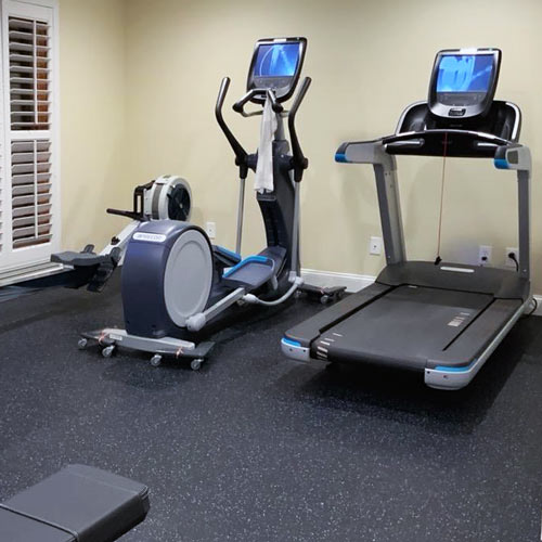 home gym using synthetic rubber flooring tiles