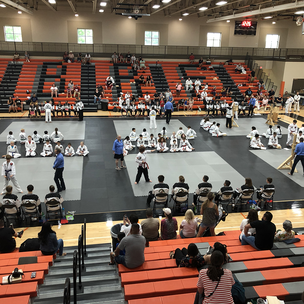 https://www.greatmats.com/images/karate-mats/karate-mat-6-ring-tournament-install.jpg