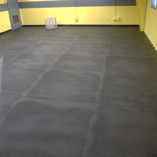 Large rubber flooring tiles noise reduction for gym floor