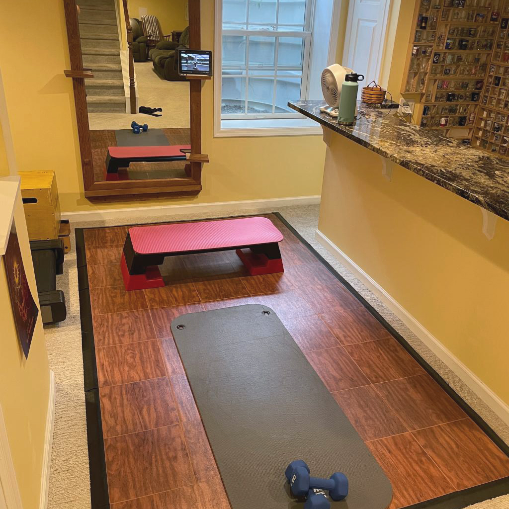 https://www.greatmats.com/images/maxtile/amy-home-gym-basement-max-tiles-brd-over-carpet.jpg