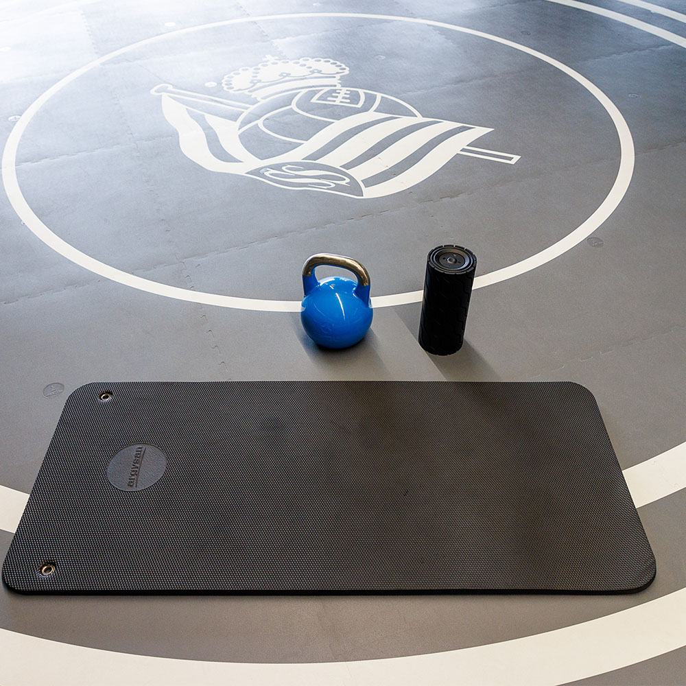 PaviGym ComfortGym Mats Black 15 mm x 1.97x4.59 Ft. with kettle bell and core roller
