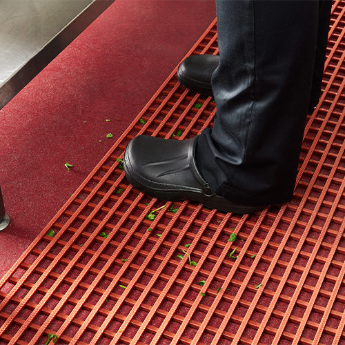 https://www.greatmats.com/images/plastex-matting/herongripa-matting-close-up-feet-red-floor.jpg