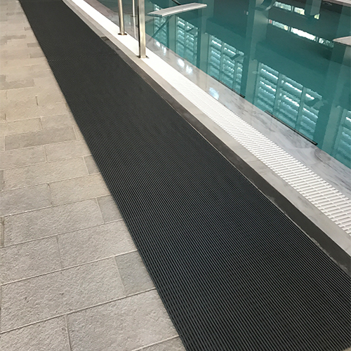 https://www.greatmats.com/images/plastex-matting/heronrib-matting-charcoal-indoor-poolside.jpg