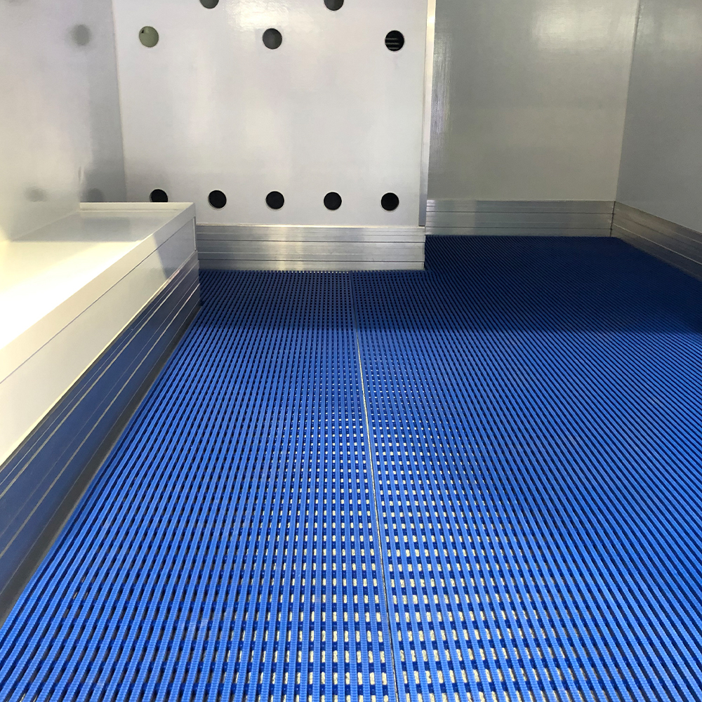 https://www.greatmats.com/images/plastex-matting/vynagrip-blue-matting-empty-room.jpg