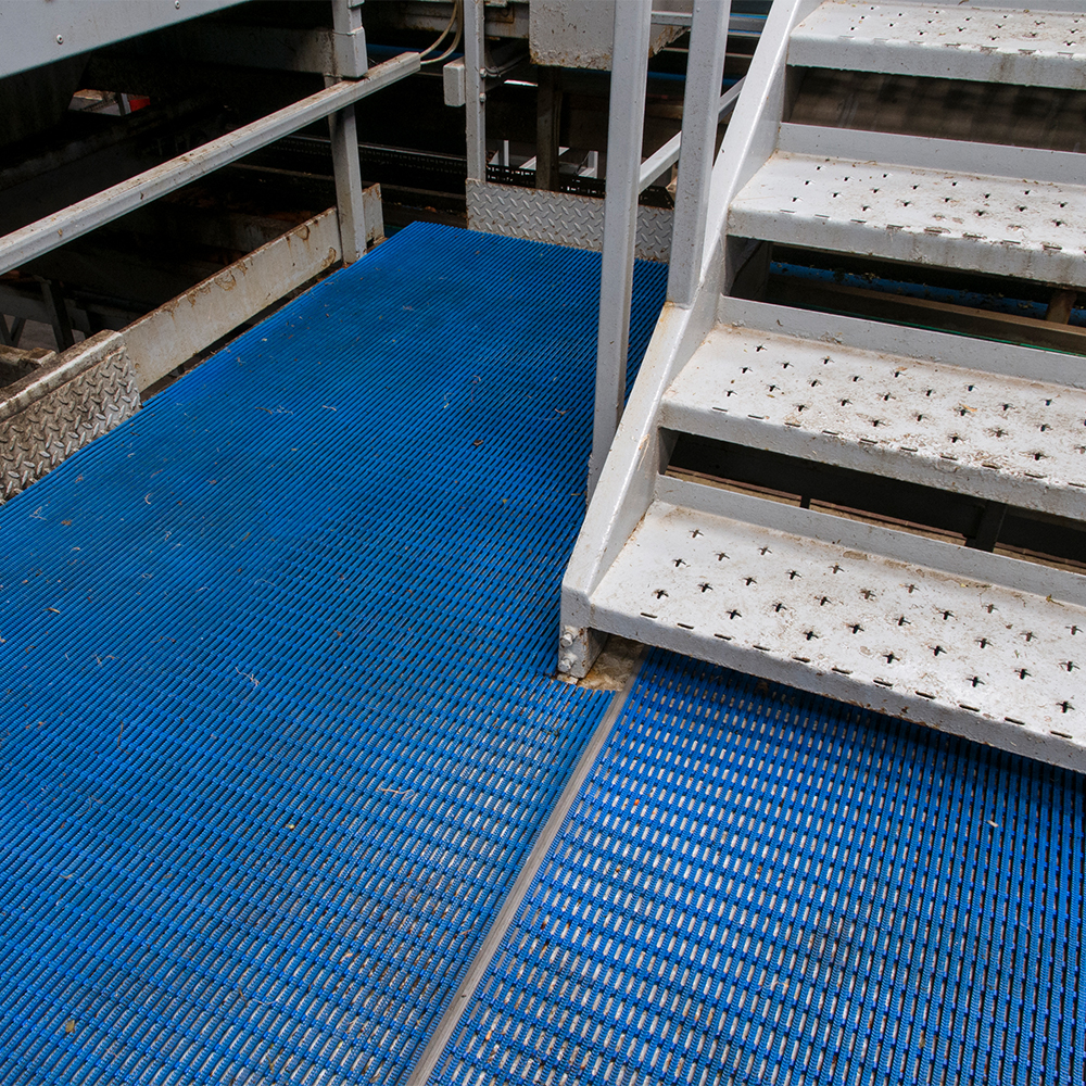 https://www.greatmats.com/images/plastex-matting/vynagrip-matting-blue-industrial-stairs.jpg