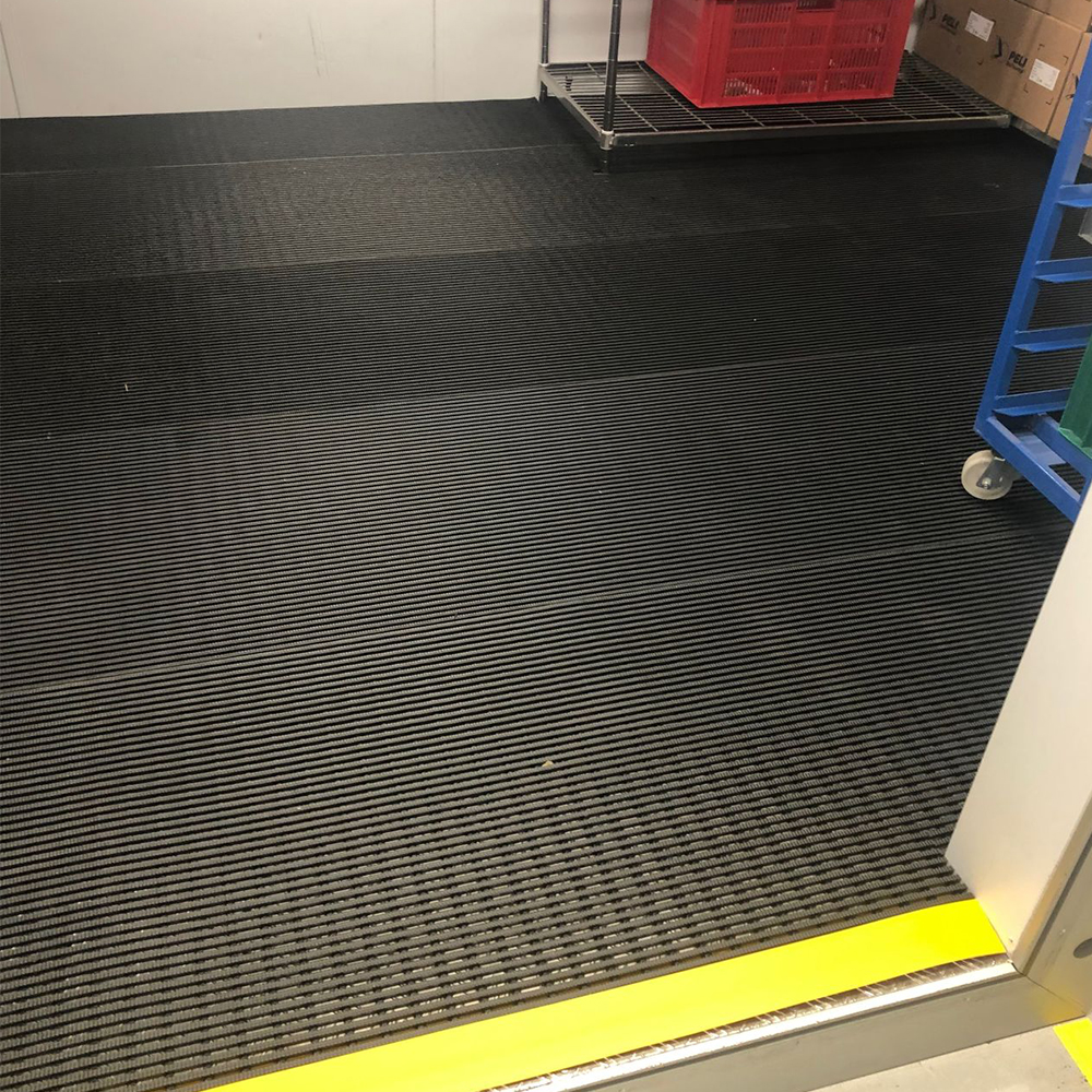 https://www.greatmats.com/images/plastex-matting/vynagrip-matting-cooler-flooring.jpg