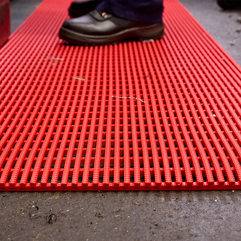 https://www.greatmats.com/images/plastex-matting/vynagrip-matting-red-standing-shoes.jpg