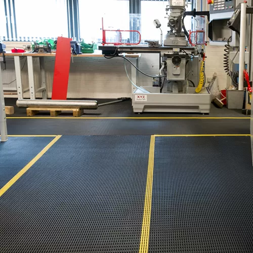 heavy duty industrial black matting rolls in manufacturing building
