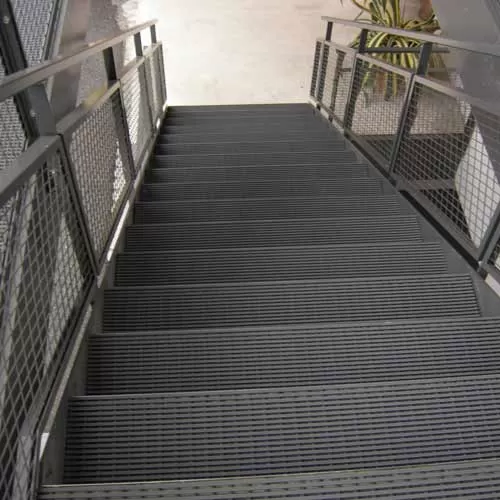 Vynagrip Heavy Duty Industrial Matting Black 4 x 33 ft Roll Stair treads