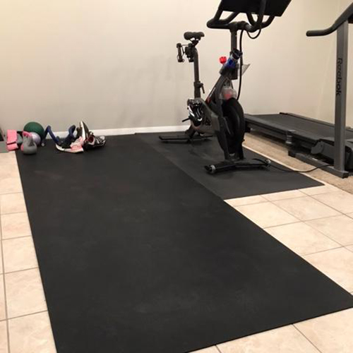 https://www.greatmats.com/images/rolled-rubber-4x10/rubber-flooring-rolls-4x10-black-peloton.jpg