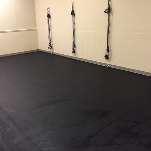 https://www.greatmats.com/images/rolled-rubber-flooring/rubber-flooring-rolls-14-inch-black-geneva-workout-room.jpg