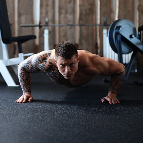 https://www.greatmats.com/images/rubber-gym-flooring/rubber-gym-flooring-roll-man-pushup.jpg