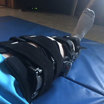 physical therapy mat for knee brace exercises