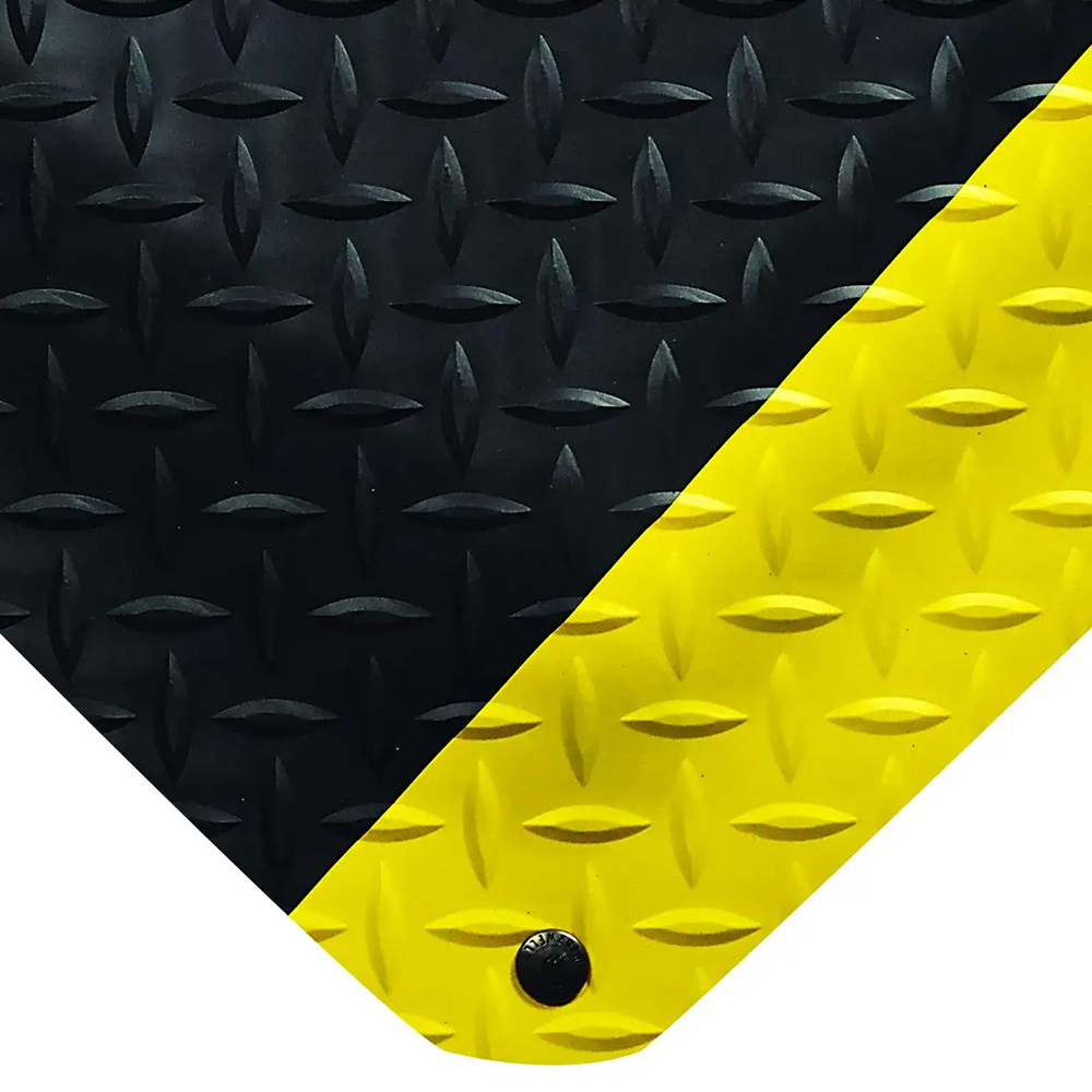 Wearwell Diamond-Plate SpongeCote 2x75 Ft. Black w/Yellow Borders corner close up
