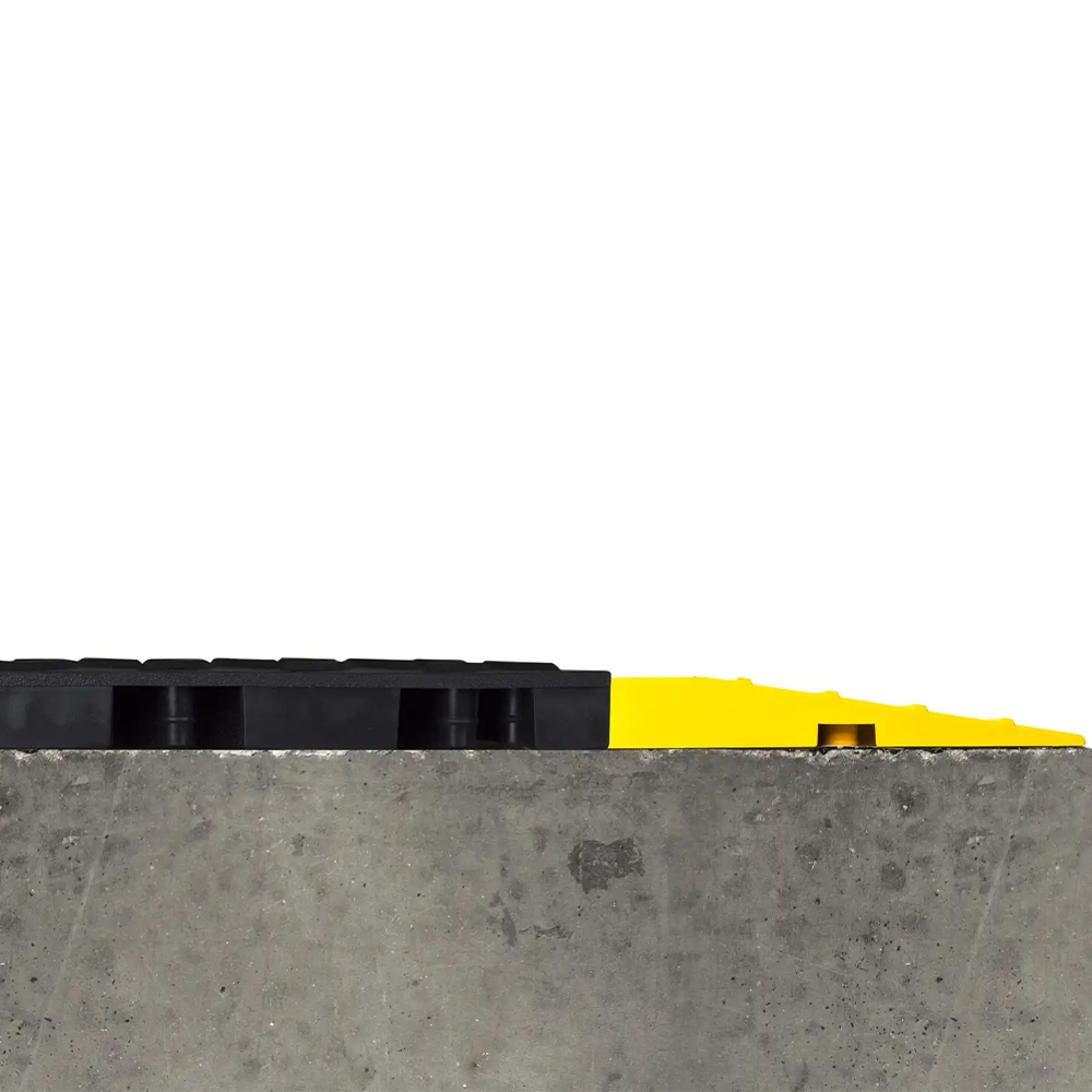 Side view of Wearwell ErgoDeck MAX Diamond Tile 7/8 Inch x 18x18 Inches Case of 10 with yellow borders