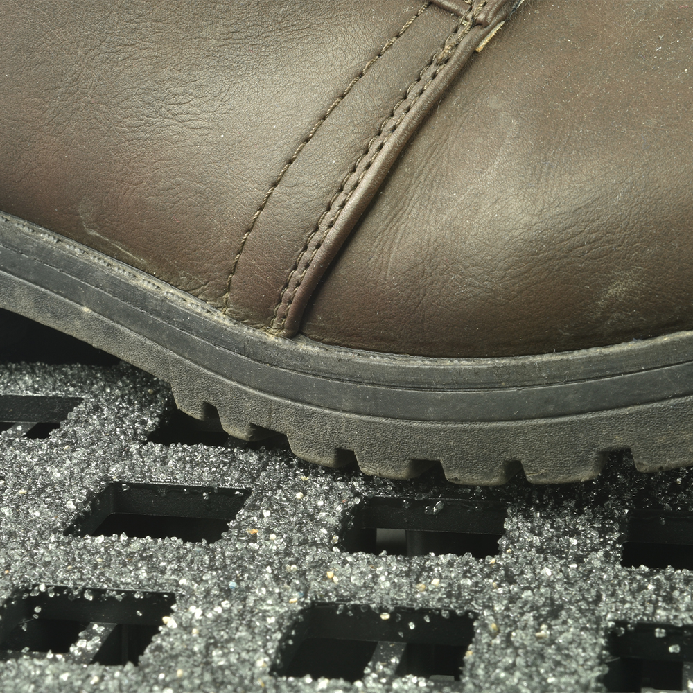 floor tiles with self drainage for cleaning stations or wash bays