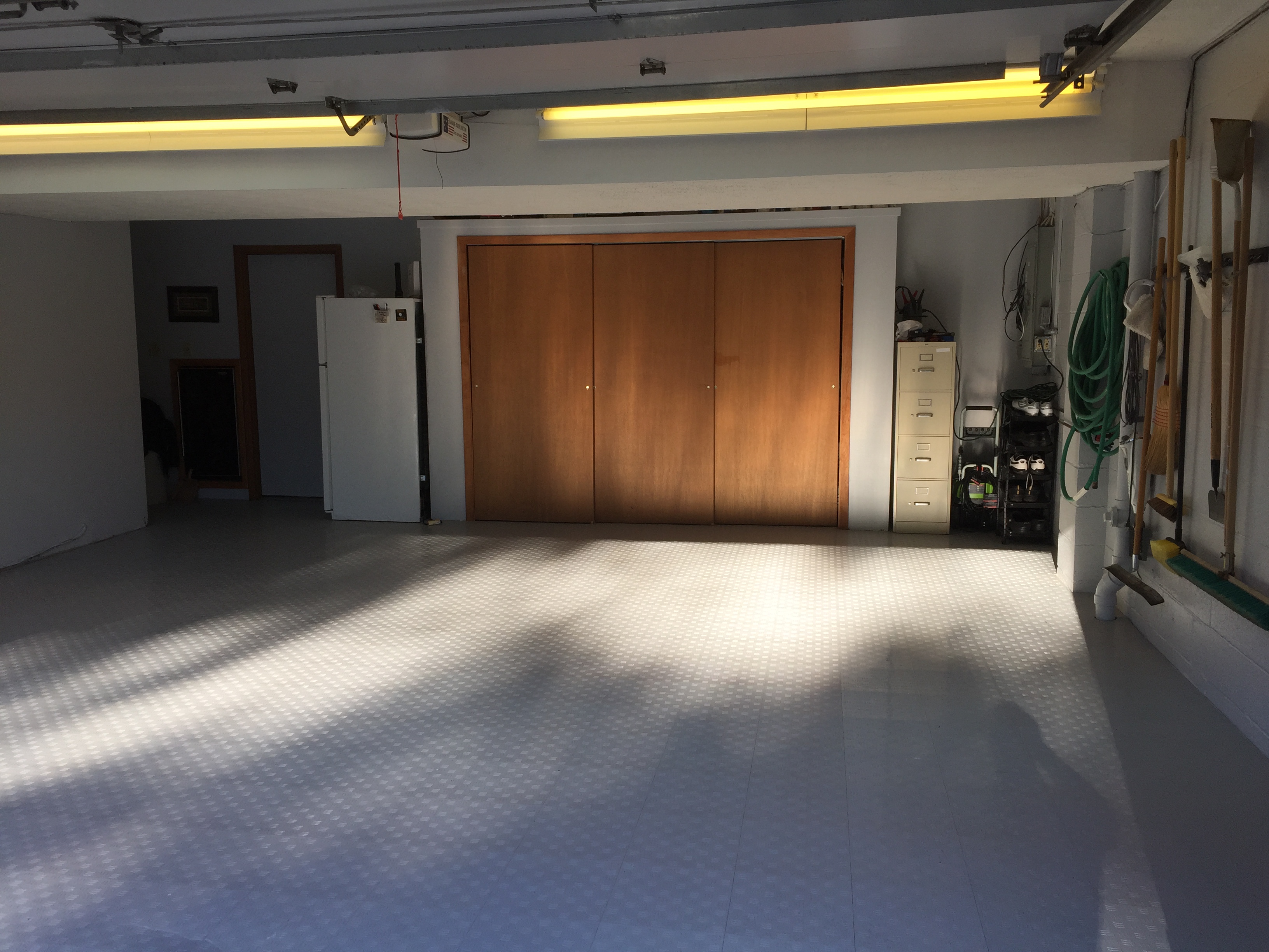 Plastic diamond plate textured flooring tiles for garage