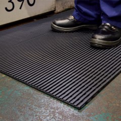 https://www.greatmats.com/thumbs/240x240/images/plastex-matting/heronair-matting-black-industral-close-up-boots.jpg