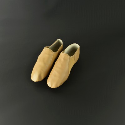 Vario Beat 160 Reversible 1.6 mm x 5.25x101.7 Ft. black dance floor with tan dance shoes